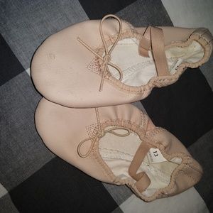 Girl's ballet slippers